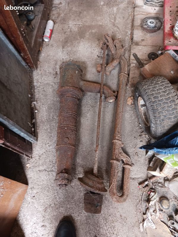 Pompe à eau ancienne (image 1)