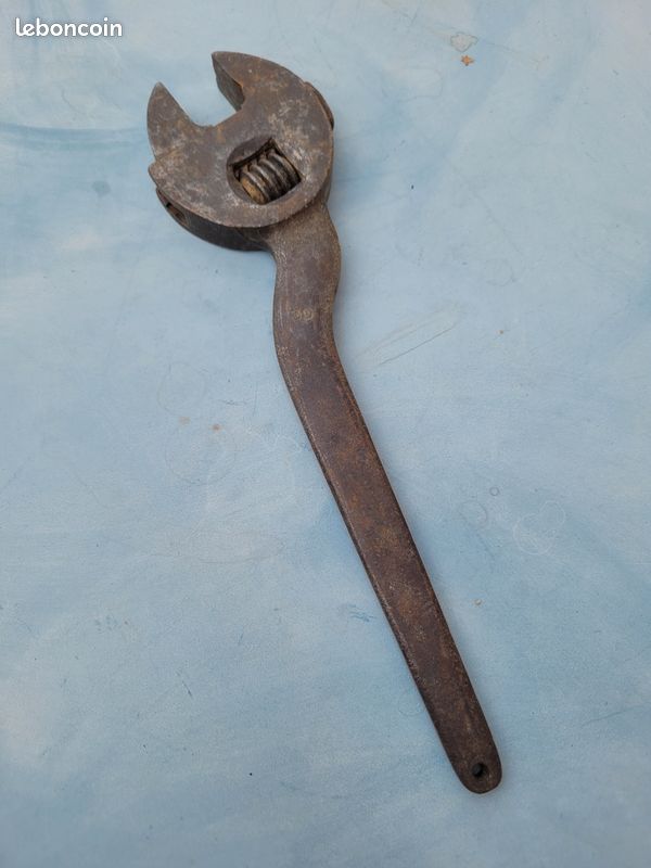 Outil Clée à molette ancienne (image 1)
