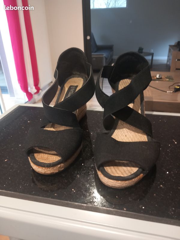 Une paire de chaussure (image 2)