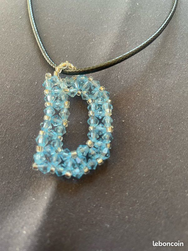 Collier avec une initiale D neuve en perles bleues (image 1)