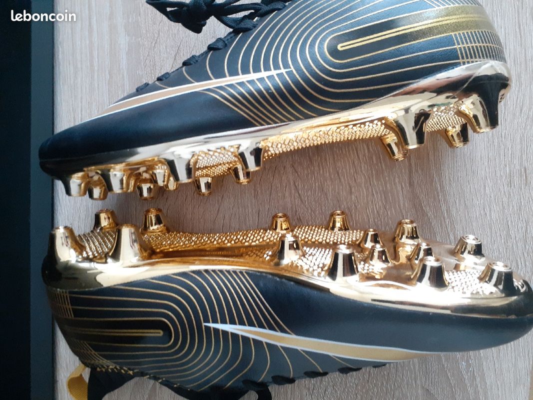 Crampons nike doré (image 3)