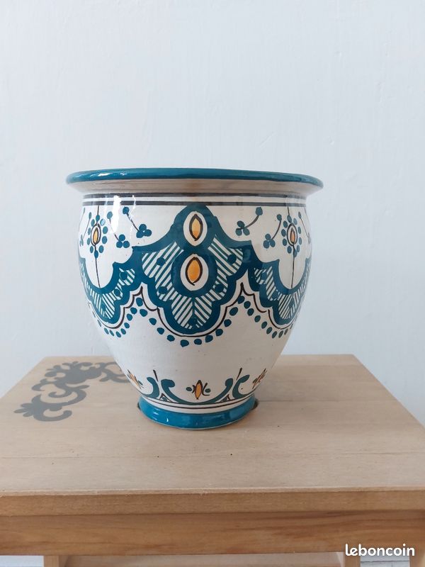 Pot en en céramique marocain 
En terre cuipote 
20cm de diamètre 
Deux modèles bleus et blanc disponibles 
Autres modèles et tailles également disponibles (image 2)