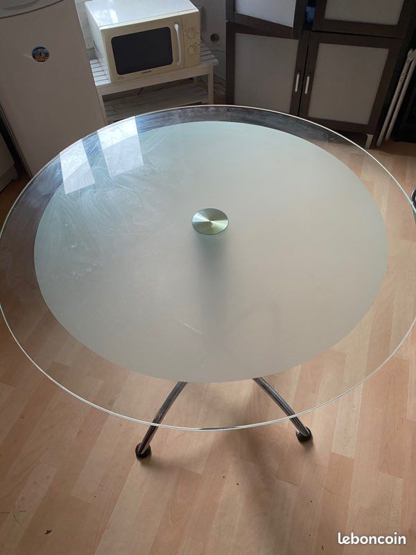 Vente d’une table ronde en verre (image 1)