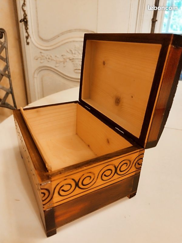 Boite à bijoux ou à secrets, en bois gravé (image 5)