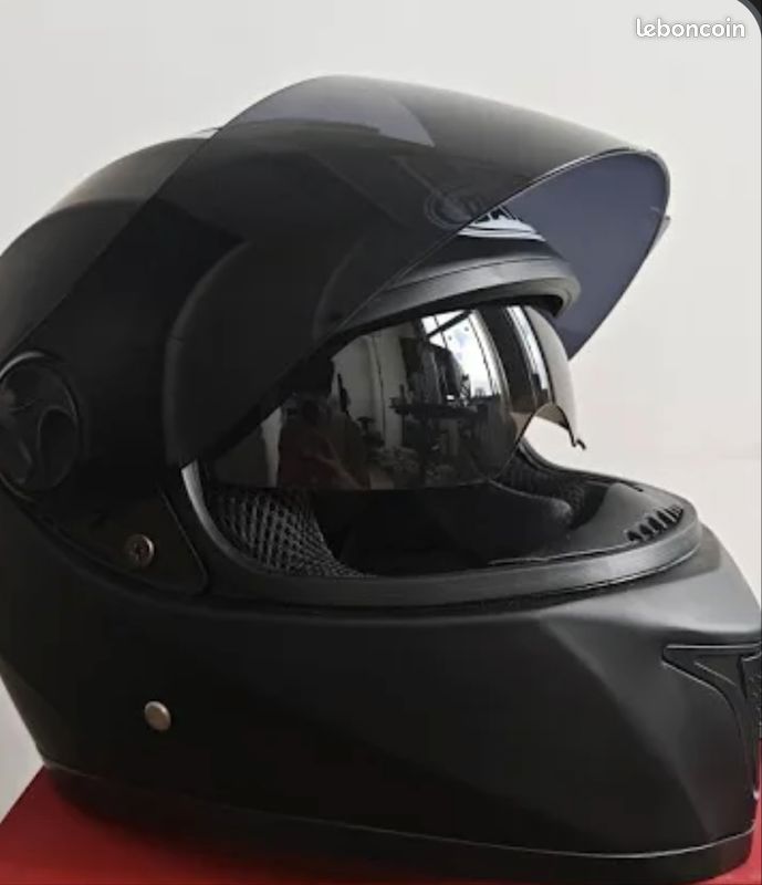 Casque moto intégral noir (image 1)