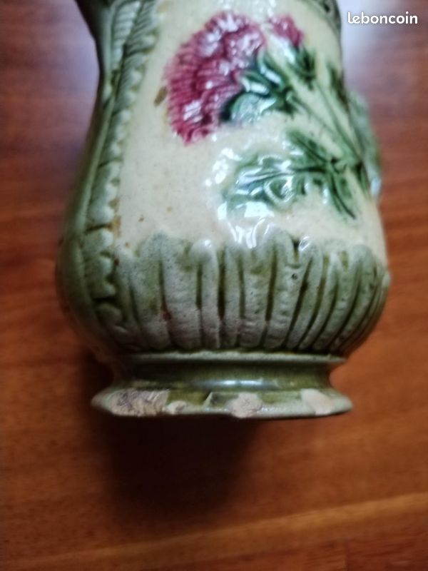 Ancien pichet en céramique barbotine vert, décor floral polychrome. Hauteur 11 cm, diamètre env. 11 x 7 cm. Bon état général, petite fissure et restauration visibles. Objet décoratif de charme (image 12)