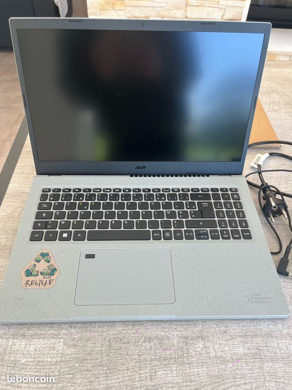 PC Portable HP 15-bw010nf - 15,6 Pouces - AMD E2-9000e, 4Go RAM, SSD 120Go - Windows 10