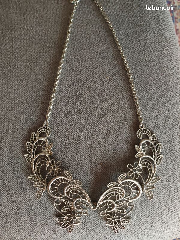 Collier argenté effet dentelle (image 1)
