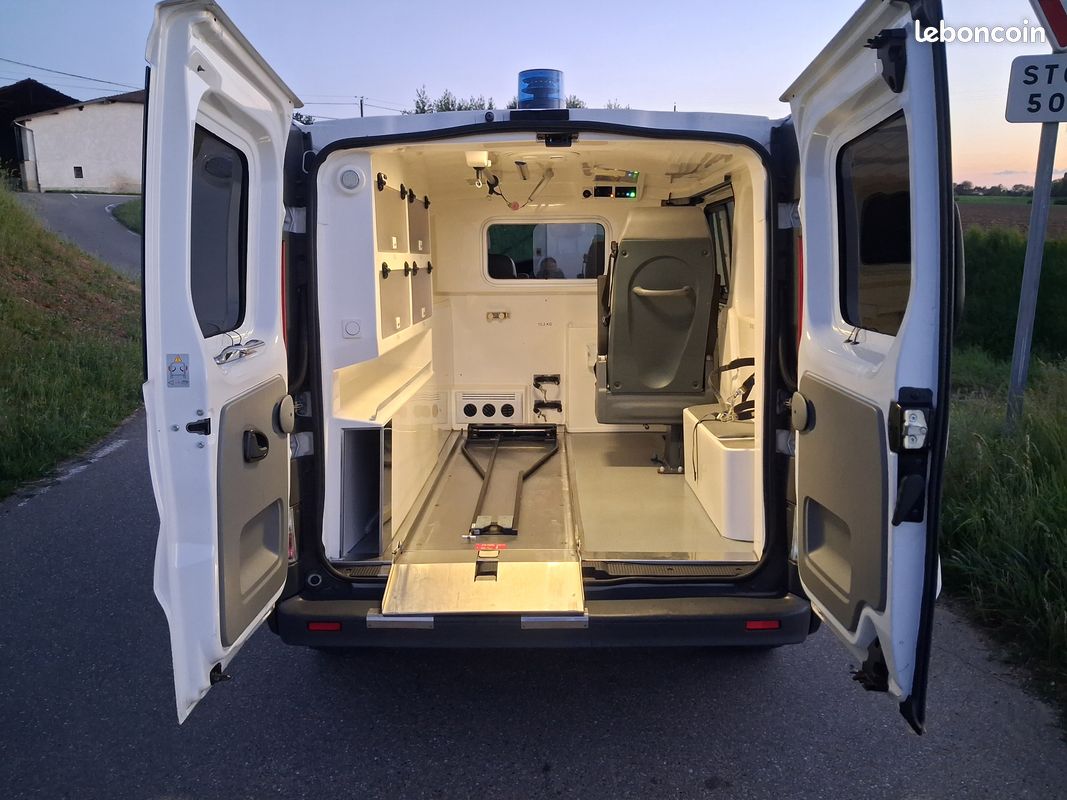 TRAFIC 1ère main administration 117000km Vasp ambulance 🚑 climatisation 115cv 2.0dci MK AUTOS (image 5)
