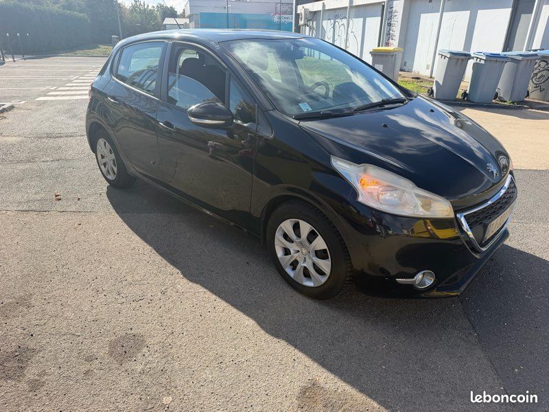 Magnifique Peugeot 208 1,2VTi/82CV/133000km tt options (image 1)