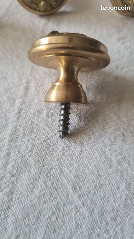 Lot De 8 Boutons D'armoire En Laiton Massif Belwith Keeler - Modèle M4, Finition Laiton - Neuf Avec Défauts Mineurs Possibles