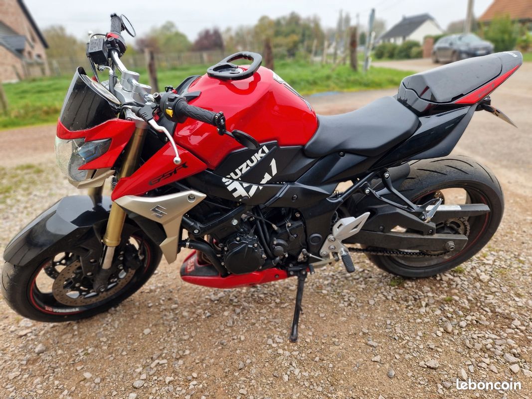 Suzuki GSR 750 Motos
