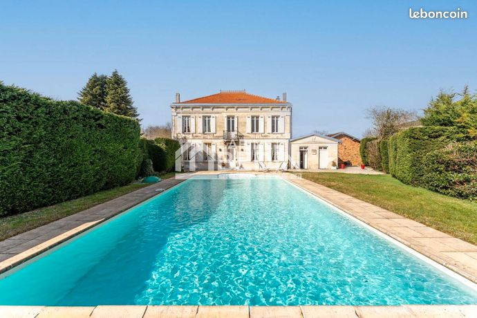 Maison 10 pièces 232 m²