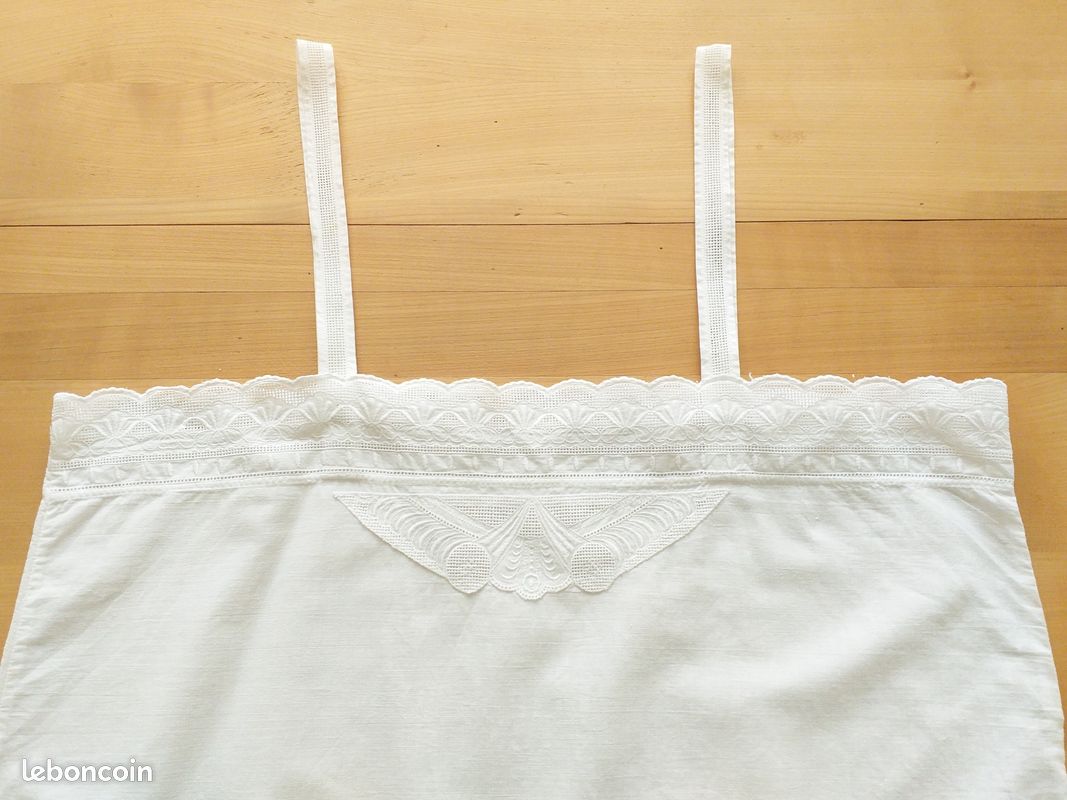Chemise de nuit ancienne blanche brodée à fines bretelles (image 4)