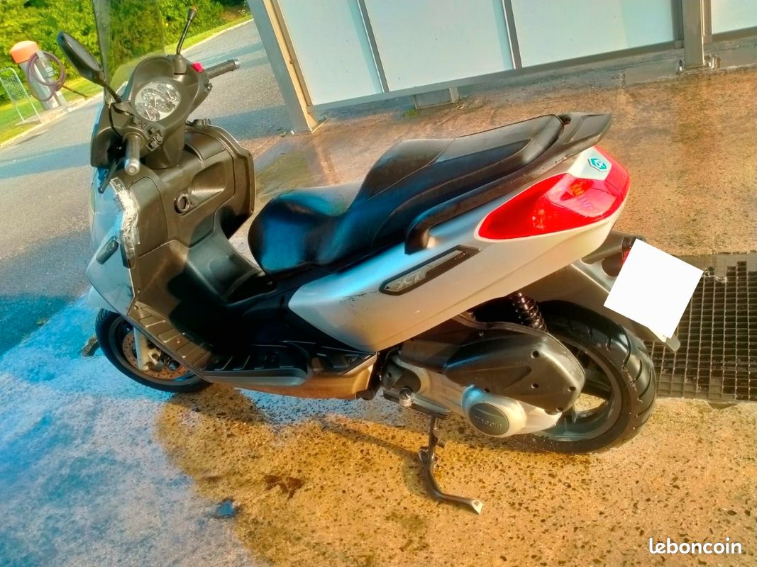 Scooter piaggio x7 125cc N'hésitez pas à me contacter pour plus d