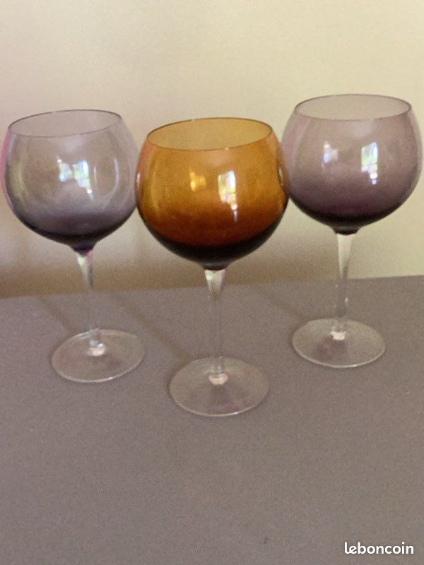 Lot de 3 verrres à vin de couleur + 10 flûtes à champagne (image 1)