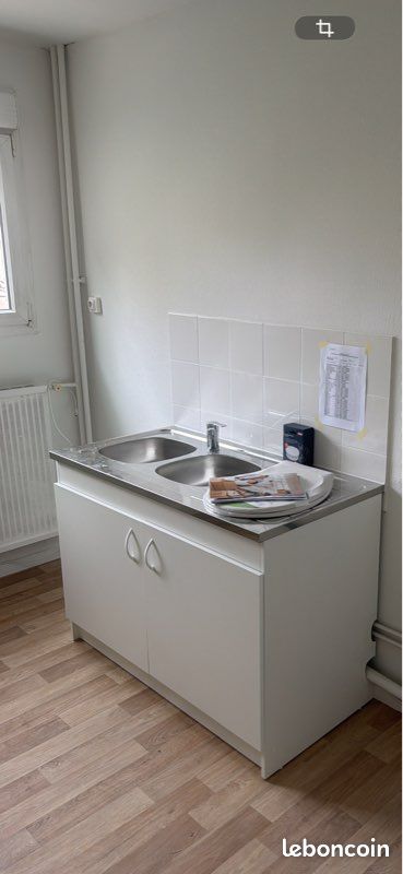 Meuble double vasque neuf baignoire neuve Toilettes occasion 100 le double vasque 130 la baignoire avec le robinet neuf prix négociable, si vous prenez tout et à venir récupérer à domicile (image 1)