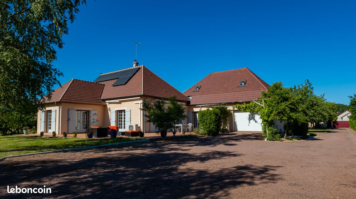 Maison 8 pièces 195 m² · à Léré · 195 m² · 299 500 €