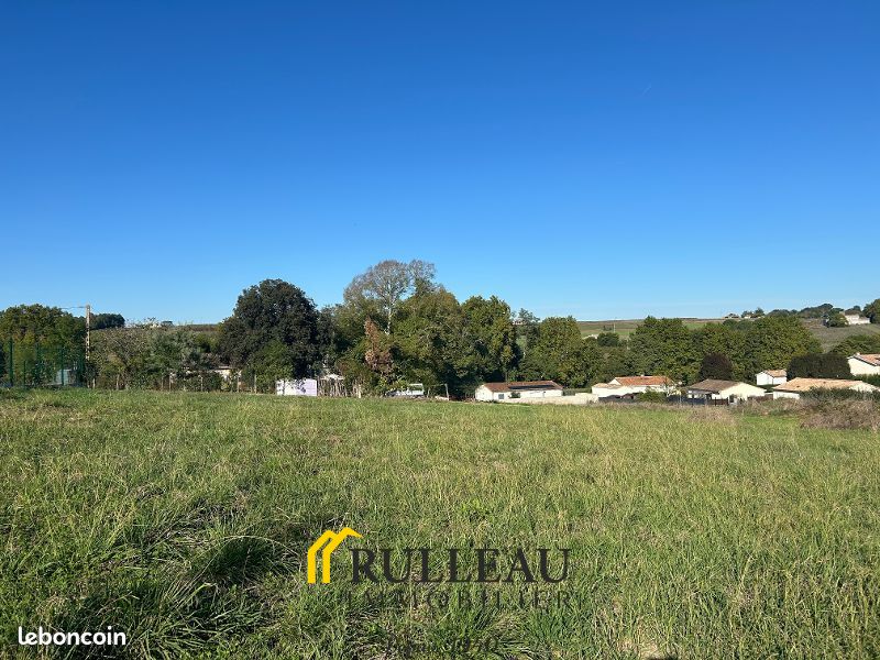 Terrain 699 m² · à Bourg · 699 m² · 75 000 €