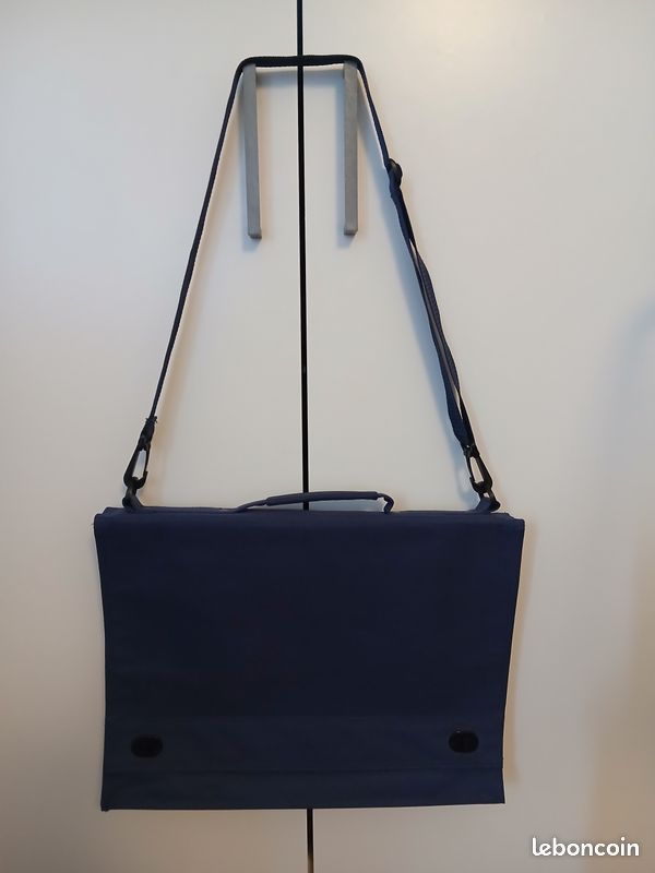 Cartable toile enduite bleu marine, 39x29, poignée, sangle réglable et amovible, intérieur fonctionnel (image 1)