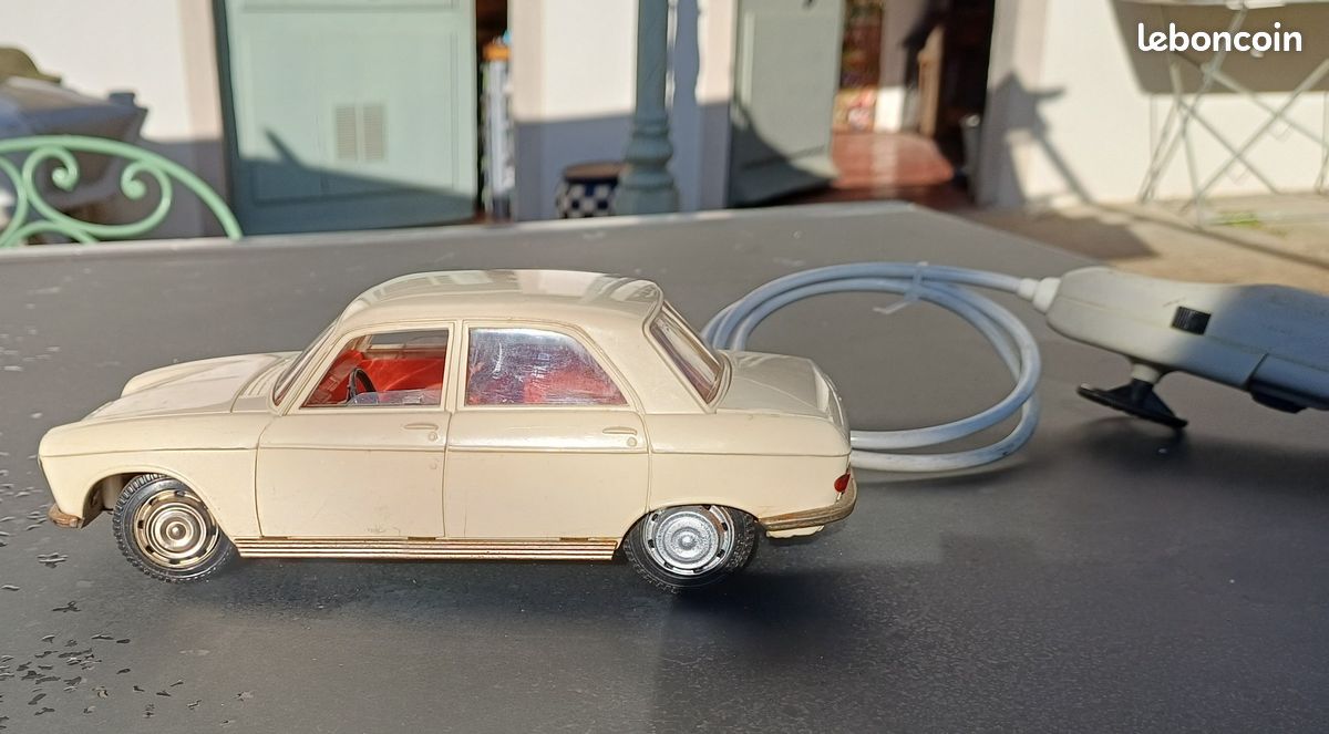 Peugeot 504 beige Joustra jouet ancien tôle et plastique