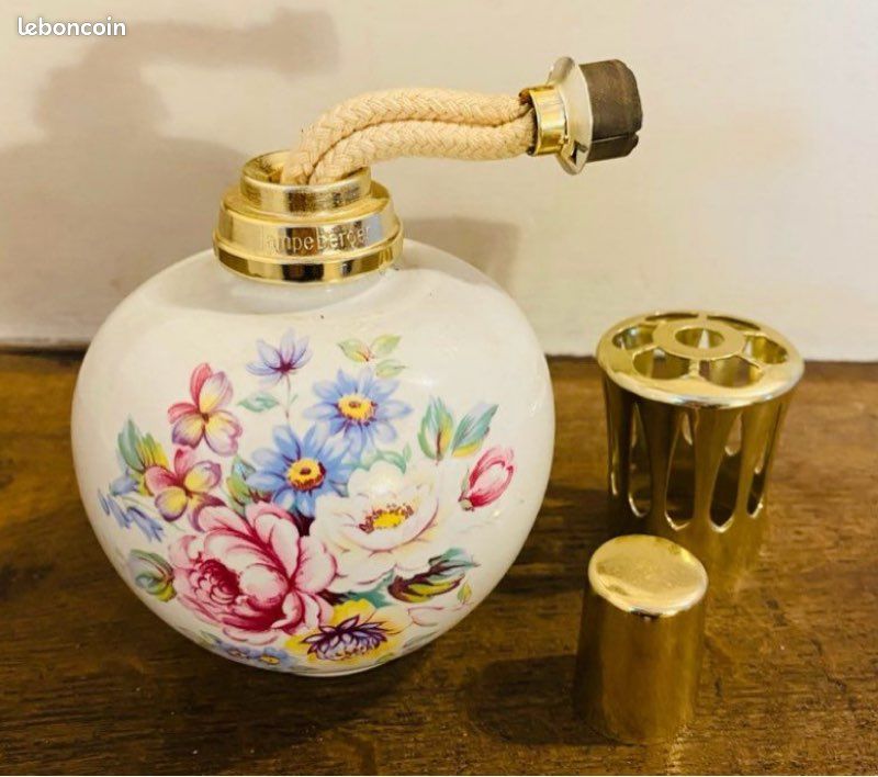 Grande Lampe Décorée De Fougères Avec Pied En Céramique