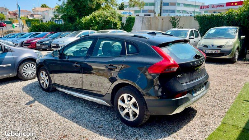 VOLVO V40 II Cross Country 1.6 TDi 115 cv ENTRETIEN JAGUAR DISTRIBUTION EMBRAYAGE OK (image 3)