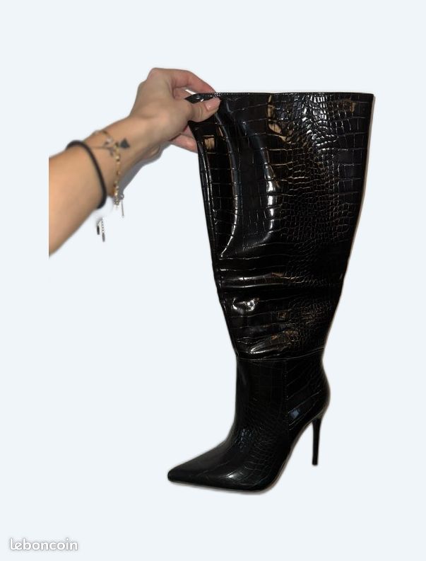 Bottes hautes pointure large en pu noir effet croco à talon haut