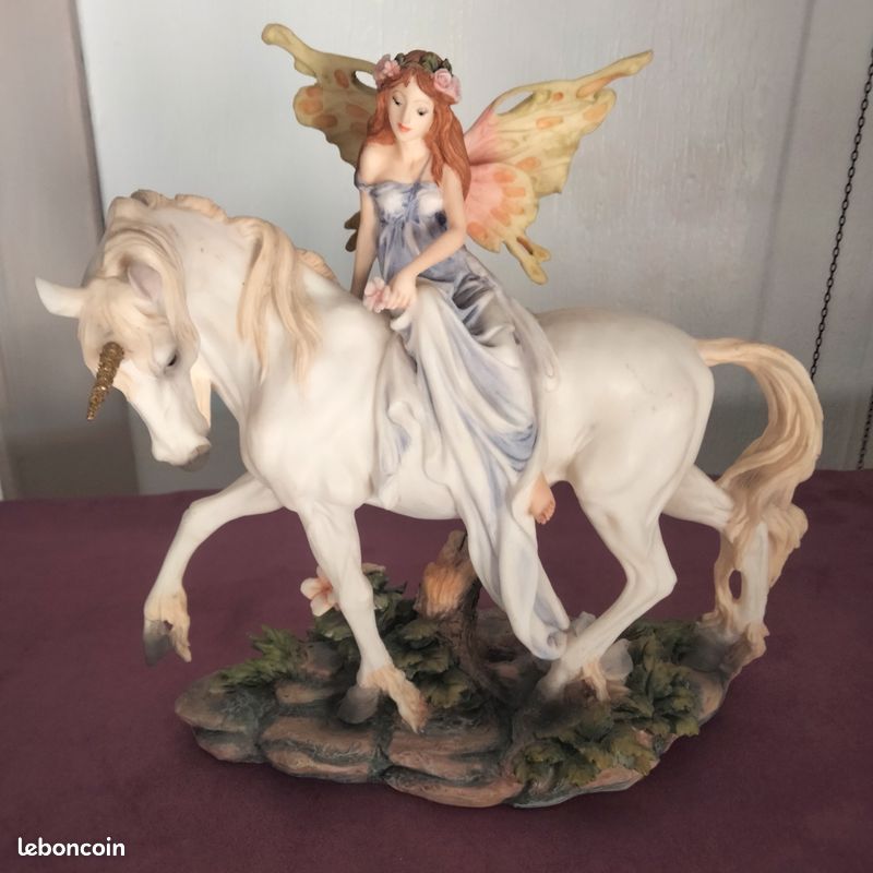 Grande figurine fée avec licorne (image 1)