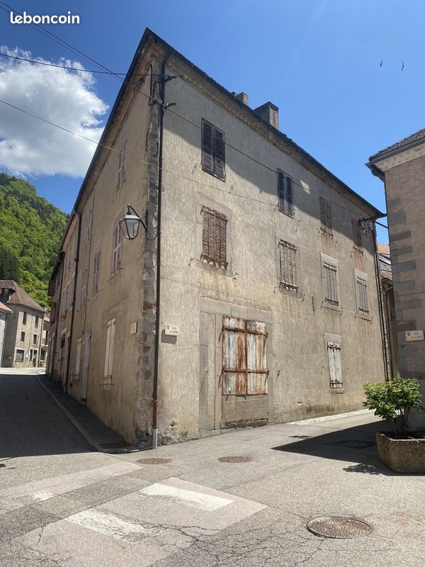 Maison 20 pièces 320 m² · à Corps · 320 m² · 61 000 €