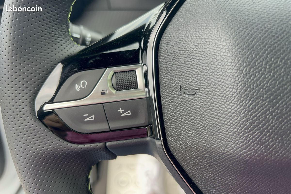 PEUGEOT 2008 Hybrid 145 e-DCS6 GT (image 20)