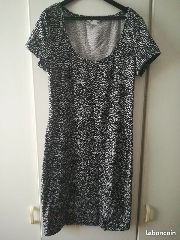 Robe noire et blanche (image 1)