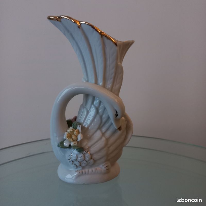 P. JEAN : Vase à anses en étain style Art-Nouveau, à décor de profil de