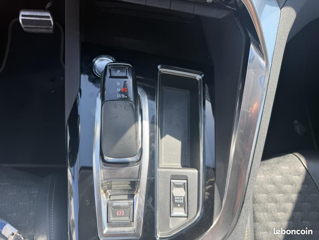 Peugeot 3008 HYBRID 225ch Roadtrip (image 10)