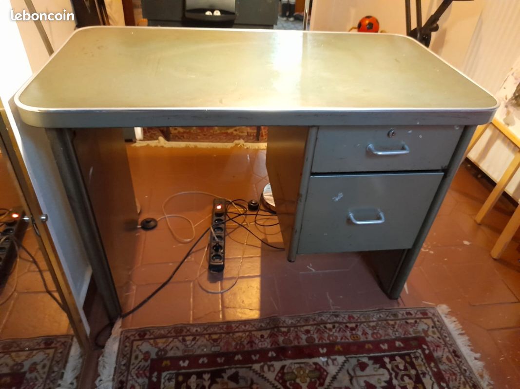 Bureau métallique industriel vintage avec retour en forme de L pieds