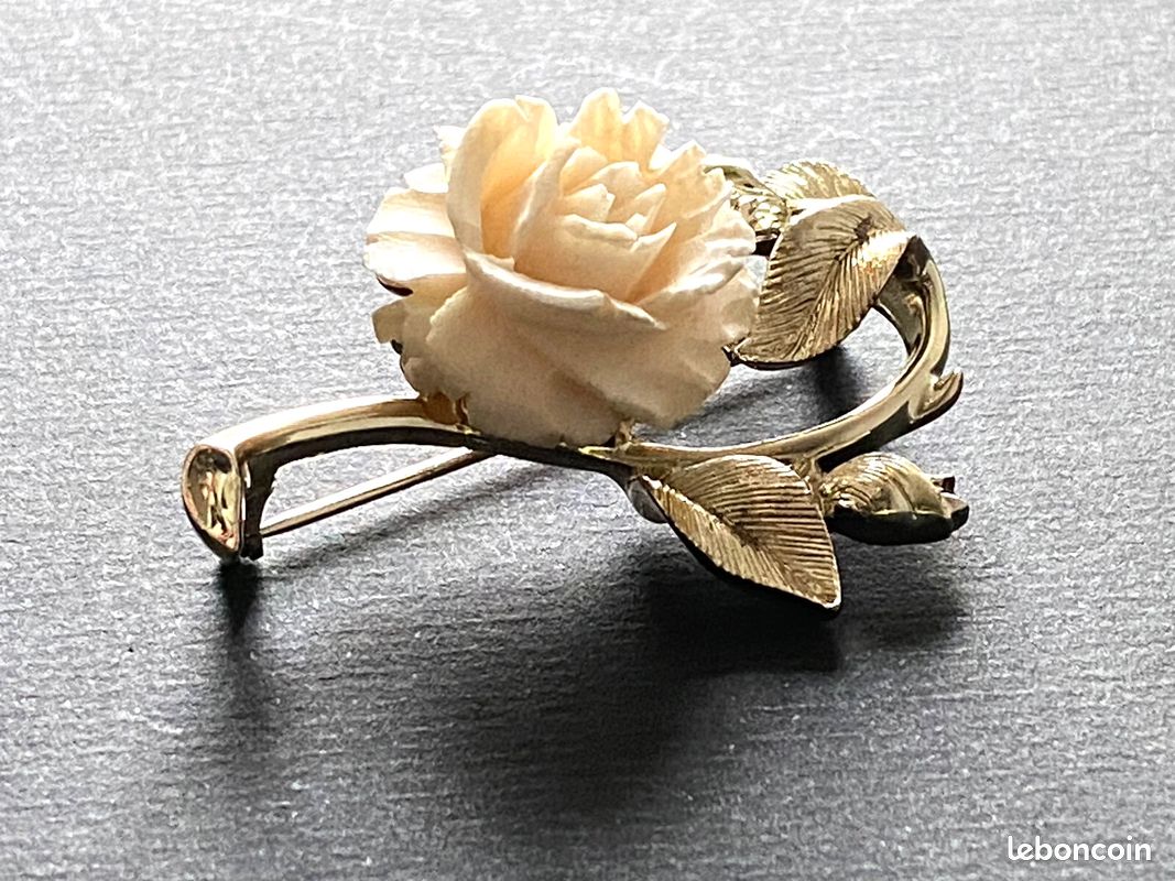 Broche Vintage Lisner - Fleur Blanche Sculptée, Métal Doré Et Rose - Occasion Bon état