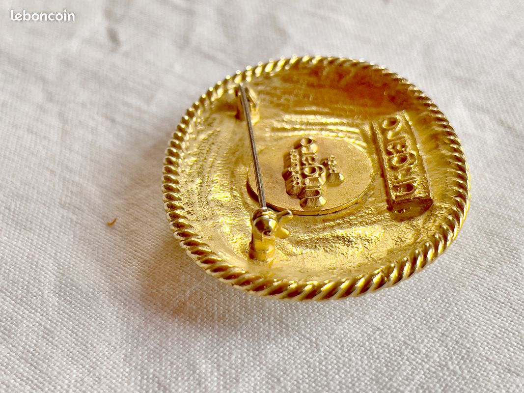 Broche Vintage Ungaro Paris Années 80 – Métal Doré, Cabochon Vert émeraude, Occasion