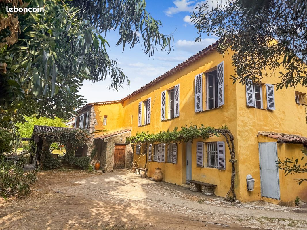 Maison 8 pièces 168 m² · à Saint-Laurent-du-Var · 168 m² · 830 000 €