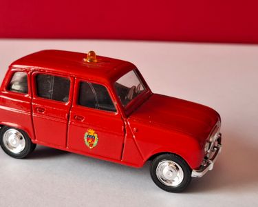 SOLIDO - RENAULT 4 L GTL - Pompier Service Departemental du VAR - 1/18