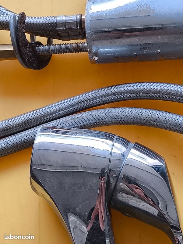 Vente de lavabo en céramique et 3 mitigeurs en acier gris (image 4)