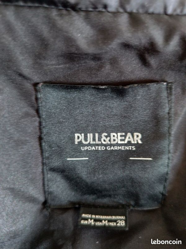 Doudoune noire sans manche Pull&Bear
Pull &Bear
Taille M
2 poches plaquées devant
Possibilité de resserrer la base
En parfait état (image 3)