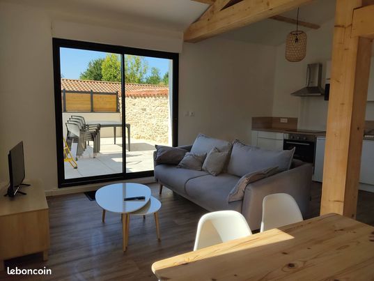 Grand T2 avec terrasse 670 (tout inclus : elec, eau, chauffage,...)