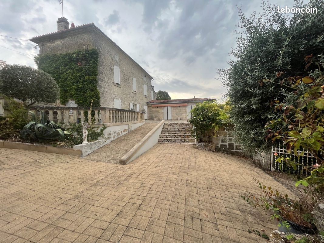 Maison 5 pièces 160 m² · à Mouthiers-sur-Boëme · 160 m² · 369 000 €