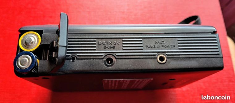 Main Tenant Le WALKMAN ® Vintage. Sony WALKMAN WM-B47 était Un Lecteur De Cassettes Portable Populaire Dans Les Annees 80 Et 90 3an0c8f