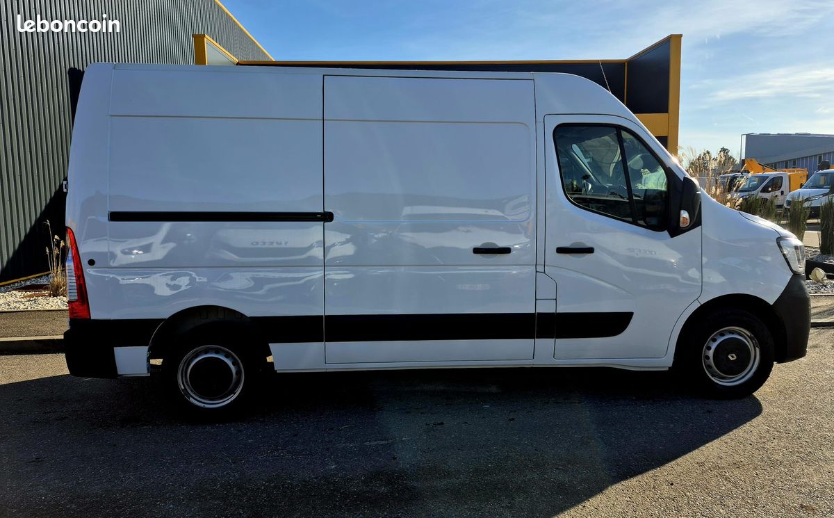 Renault master iii 2.3 dci 135 ch 3300 confort (image 2)