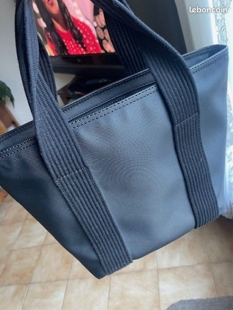 Sac Lacoste – Vinyle noir – Porté main (image 2)