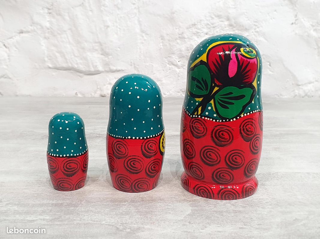 POUPEES RUSSES BLEU ET ROSE BLEU MATRIOCHKA PEINTE A LA MAIN PAR