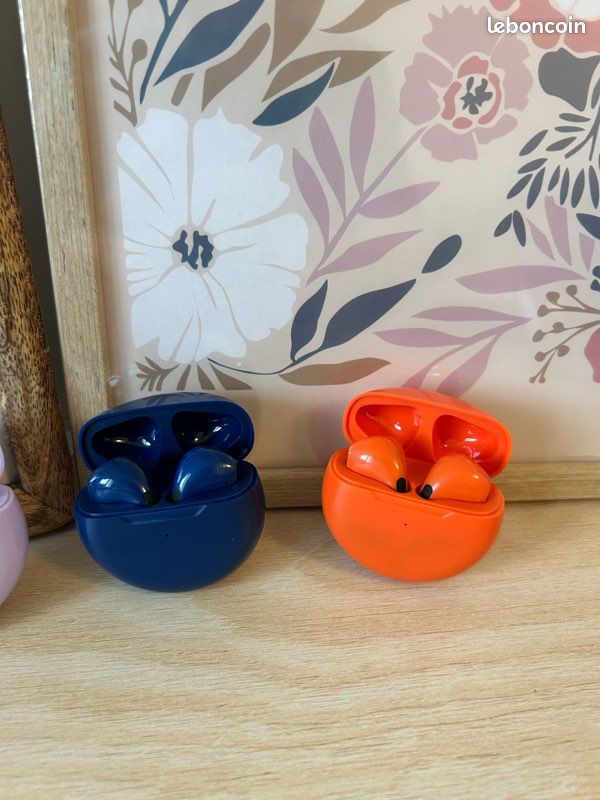 Lot de 3 paires d’écouteurs Bluetooth avec station de recharge – Neuf (image 3)