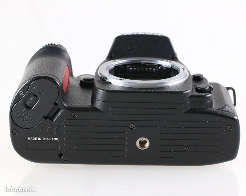 Appareil photo reflex autofocus nikon f65 équipé d'un zoom à Haute