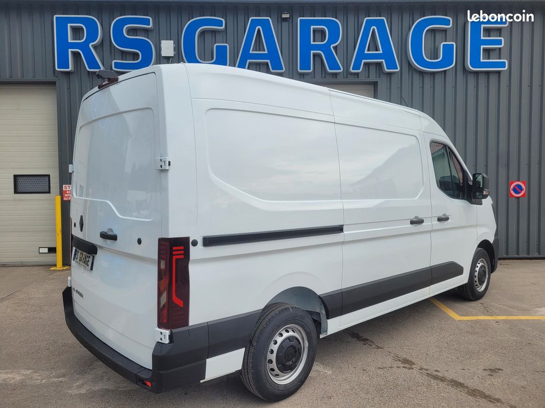 RENAULT MASTER IV L2H2 FOURGON 3T5 TRACTION 2.0 Blue DCI 130 EXTRA 03 PLACES NEUF avec HABILLAGE BOIS + CAMÉRA DE RECUL + RADARS ARRIERE + CLIMATISATION AUTO + ROUE DE SECOURS ( Prix Vente 29 990 HT ) (image 9)